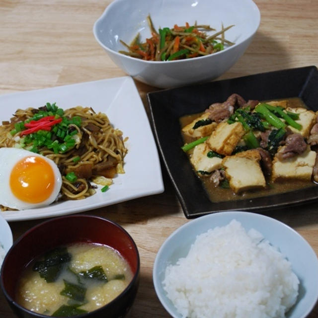 昨夜はぼっかけ焼きそばと小松菜と厚揚げのニンニク炒めなど～！