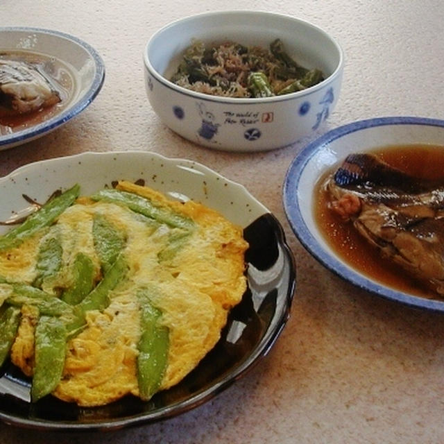 鰈の煮つけと絹さやの玉子炒め