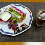 彩り豊かな＆食べ応え十分☆たっぷり野菜とベーコンのサンドイッチ♪☆♪☆♪