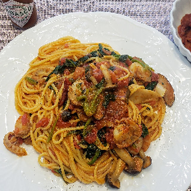 ホタテとほうれん草のパスタとワイン