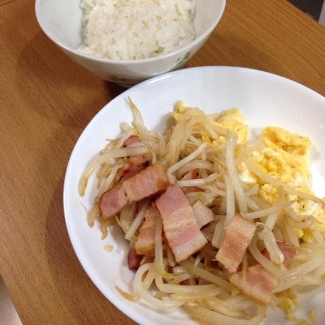 ベーコンともやし炒め