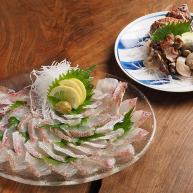 休日の晩ごはん、鯛とさざえの刺身に海鮮味噌鍋