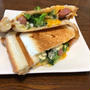 今日は昼に「ホットサンド」