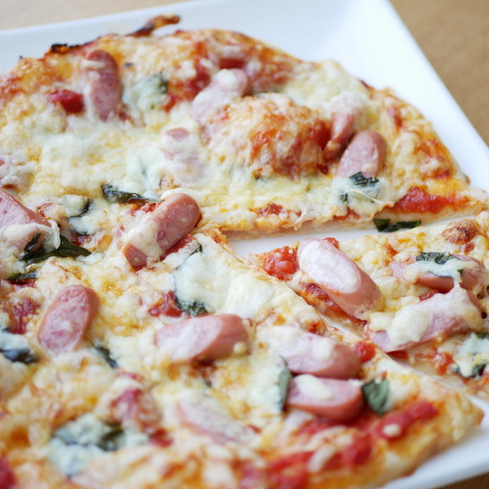 白い四角皿に盛った基本のピザ
