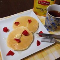 今朝はリプトンの紅茶と計り不要！ストロベリーハニーパンケーキ♪