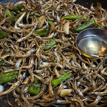 ししとう入りちりめんじゃこ炒め【韓国の人気レシピ】醤油味＋ピリ辛アレンジ