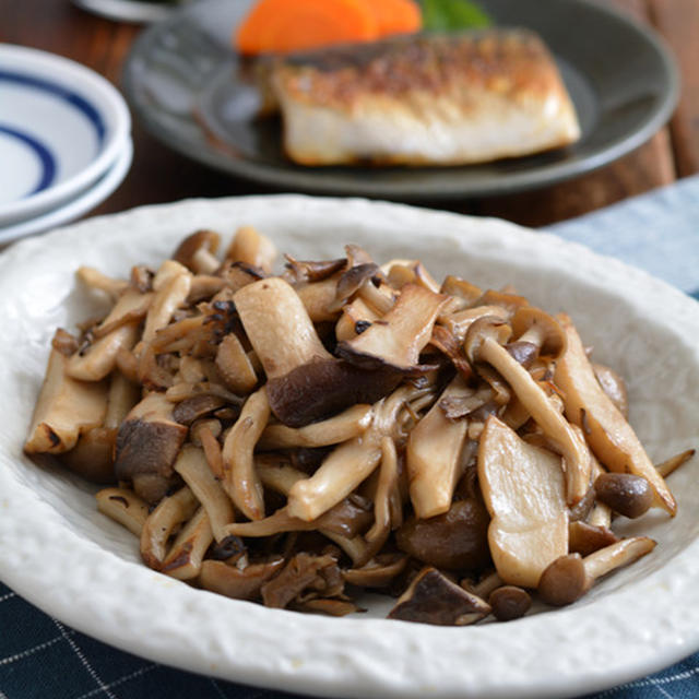 おいしいきのこソテーとサバの塩焼きのごはんの日。