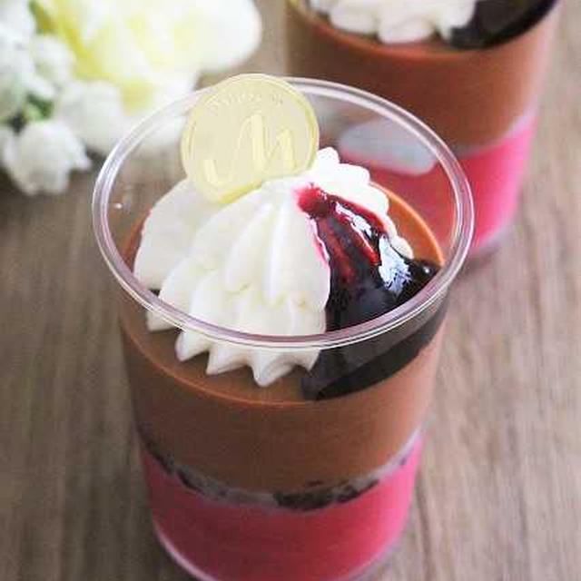 カシスとチョコレートムースのデザート