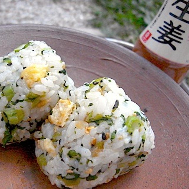 栄養満点、青菜とあげのおむすび