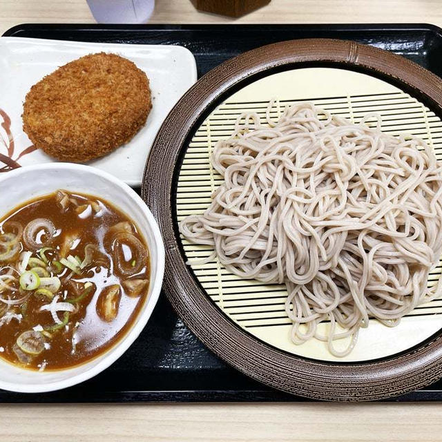 炭火焼鶏もも肉ときのこのごまつけせいろそばを啜る＋コロッケカレー味（番外編）〜名代 箱根そば〜