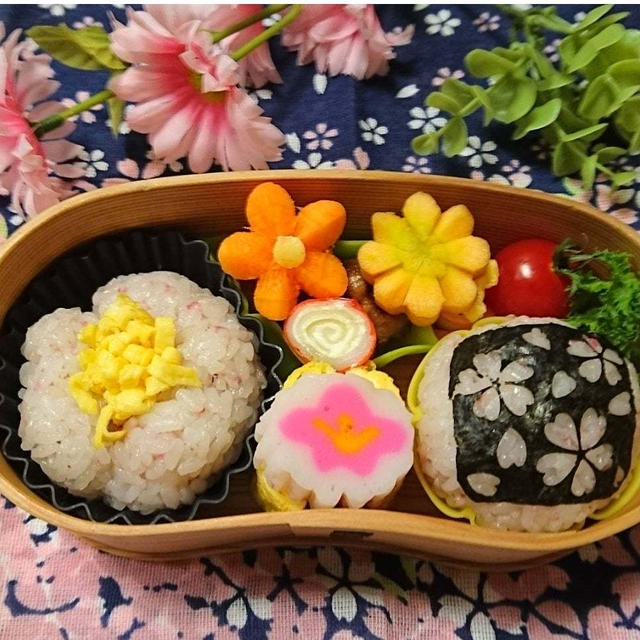 桜フレークと海苔春のお花おにぎり弁当【おにぎり弁当】#平日お昼ご飯はお弁当or外食