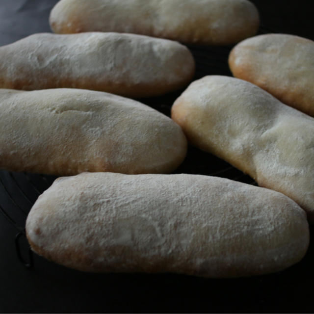 イタリアを楽しむパン「パニーニ」自家製パネトーネ種、粉、塩、オリーブオイル、こだわりがたくさん。