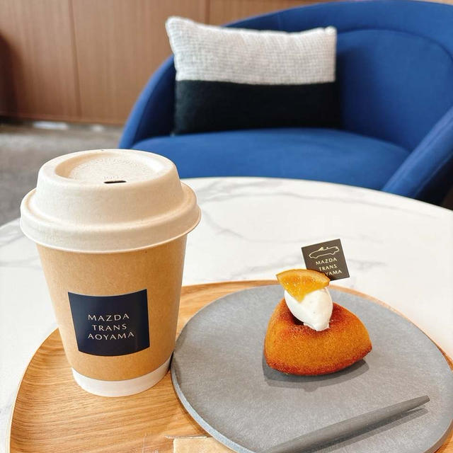 MAZDA TRANS AOYAMAのカフェでレモンケーキ