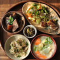 一汁三菜ごはん ◆ヨモギの玄米ご飯、筍とアラメの静岡風煮物、わらびのゴマ酢味噌あえ、菜花の肉巻　　とか
