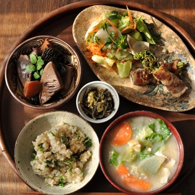 一汁三菜ごはん ◆ヨモギの玄米ご飯、筍とアラメの静岡風煮物、わらびのゴマ酢味噌あえ、菜花の肉巻　　とか