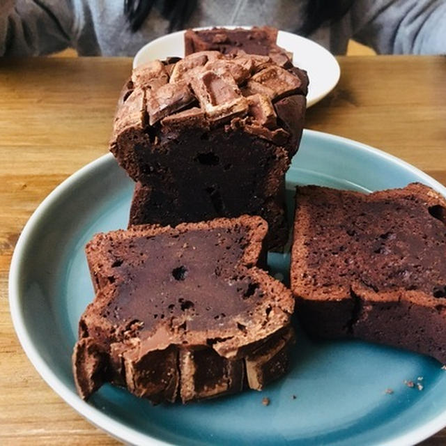 ブラウニーみたいなチョコパウンド。チョコパウンドみたいなブラウニー…。濃ゆいチョコケーキ焼いたよ。