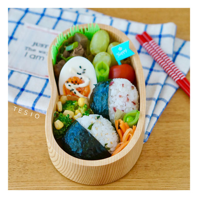 牛肉とこんにゃくの甘辛煮と二色おにぎりのお弁当