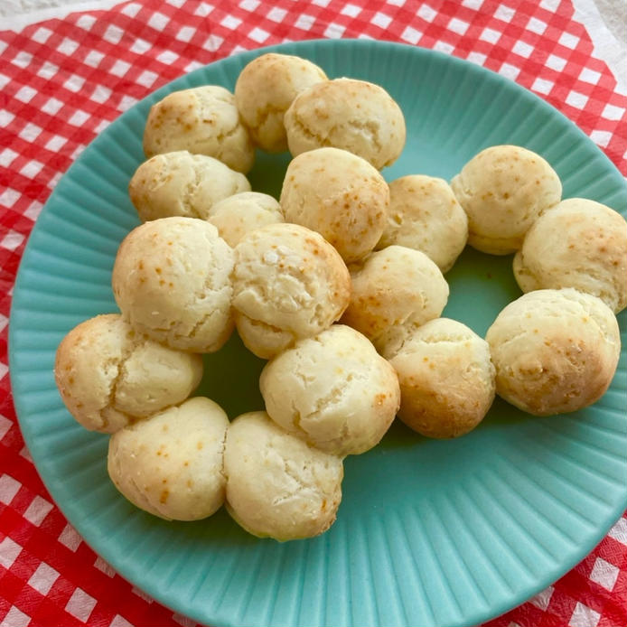 だんご粉を使った焼き色のついたもちもちの焼きドーナツが、青い円形の皿に並べられているところ