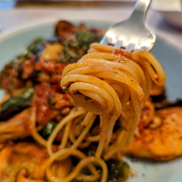 鮭のトマトソースパスタとソービニヨンブランワイン