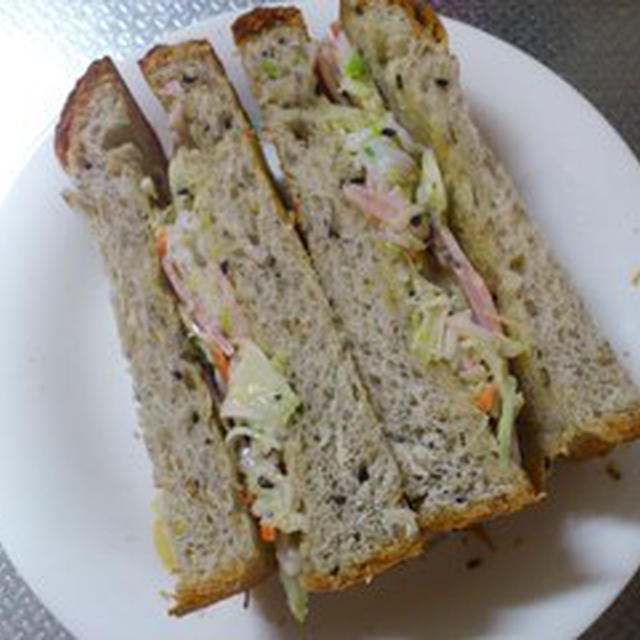 ごま入り食パンでサンドイッチ♪