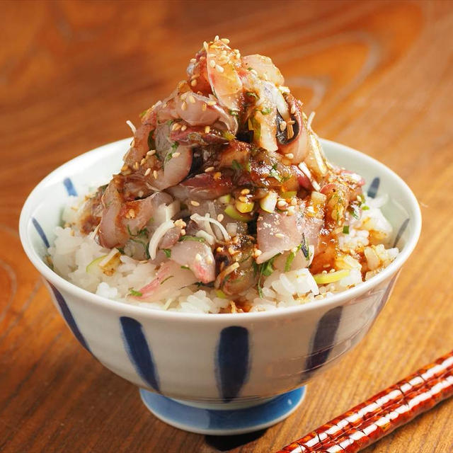 アジのたたきで「アジ丼」、山盛りアジのたたき丼を焼き肉のタレで食べると美味しい！近日公開です。