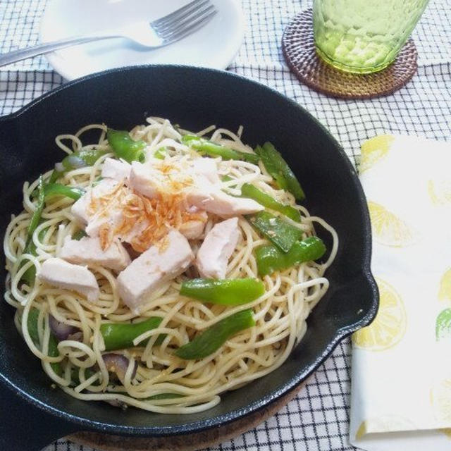 柚子胡椒味の甘唐辛子と鶏ハムのパスタ