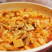 豚肉とキャベツとこうや豆腐のトマト煮込み