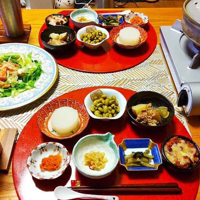 カレー鍋、サーモンと玉ねぎのマリネ、小鉢７品で晩酌