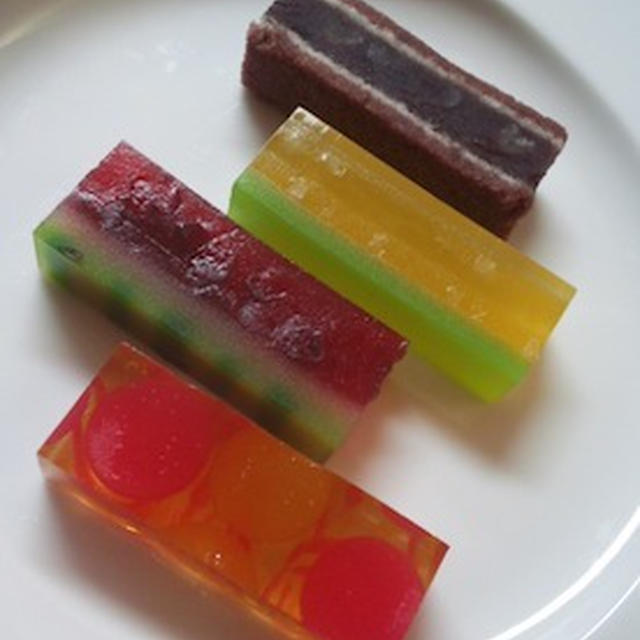 美しいデザインの和菓子と除去食は似てる！
