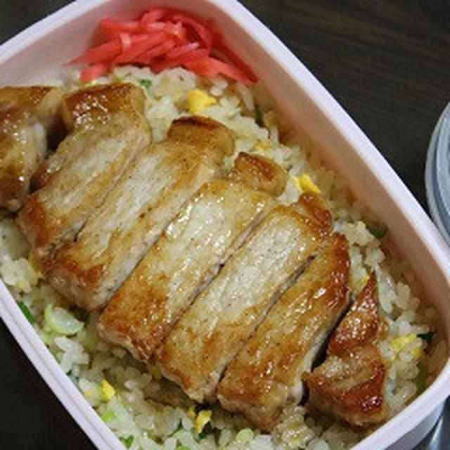 6月8日　　葱玉炒飯厚切り豚肉ソテー弁当