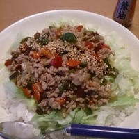 麻婆風肉そぼろ丼♪塩こうじ白ごまパン♪