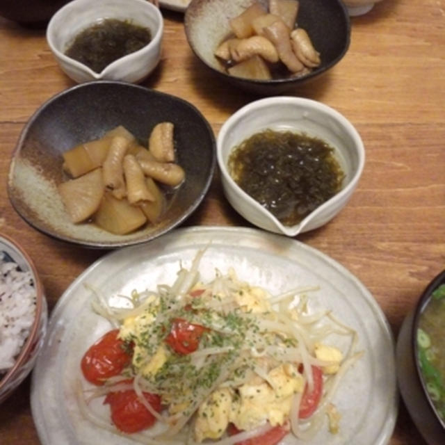 [ごはんとおかず]トマトともやしと玉子のバター炒めとか