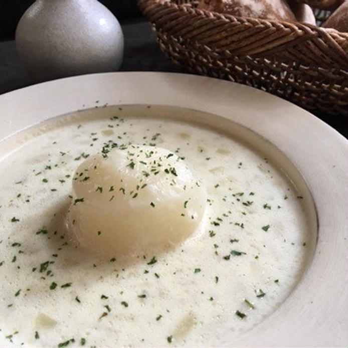 白い皿に盛りつけられた丸ごとかぶらのシチュー風クリームスープ