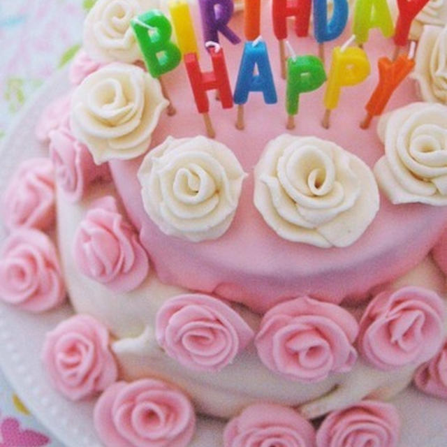 Happy Birthdayとマシュマロ・フォンダント・ケーキ。