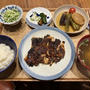 【献立】鶏むね肉のカリカリ焼き、コールスロー、野菜の焼き浸し、ねぎチヂミ、きゅうりのニンニク醤油漬け、カブの即席漬け、わかめのお味噌汁