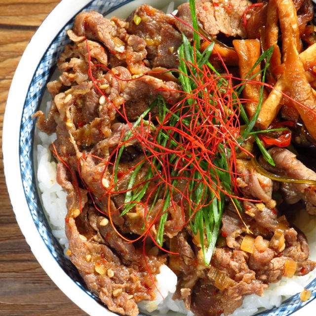 チゲとチョンゴルの境界線上のチョンゴル風と韓国風牛丼。