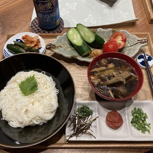 【献立】そうめんに茄子と豚肉のこってり麺つゆ、きゅうりの醤油漬け、広島菜、キムチ、冷やしきゅうりに味噌、冷やしトマト、ビール