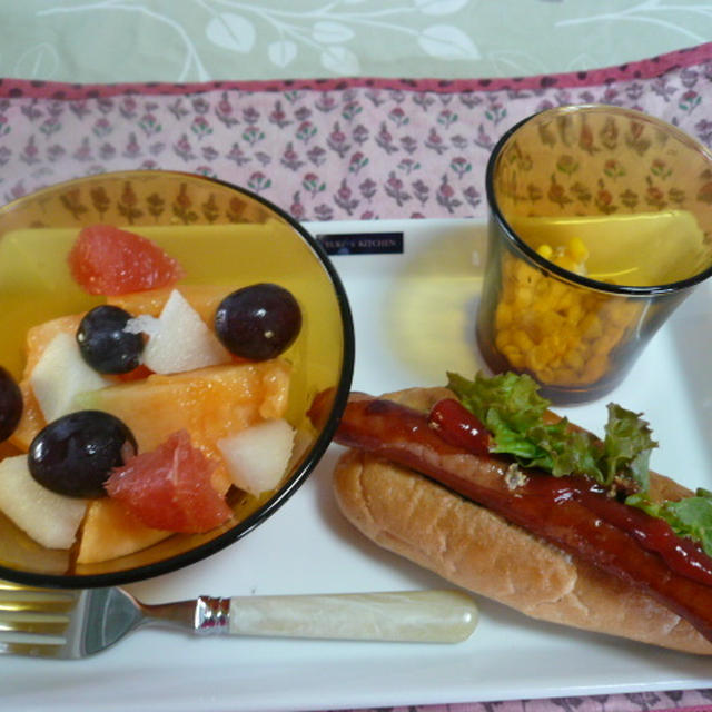 フルーツサラダ　と　ホットドック
