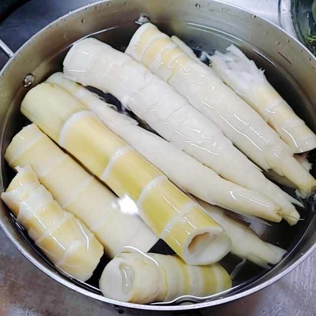 月曜日：また採れたての”淡竹”と”わらび”をいただきました