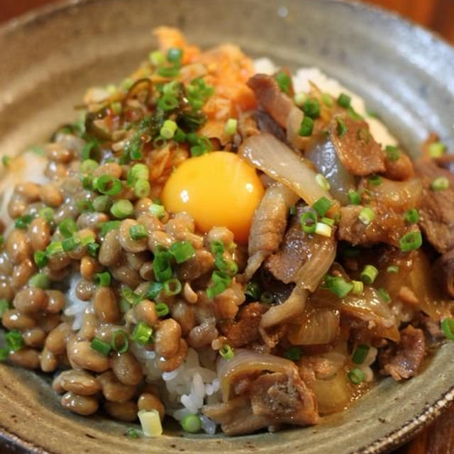 豚キムチにゃっとう丼　(=^ω^=)　　☆　南高梅を生で食す♪