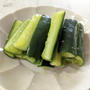 【キュウリの中華風漬物】いつもの塩だけの漬物にごま油を足しただけで、新しい味。