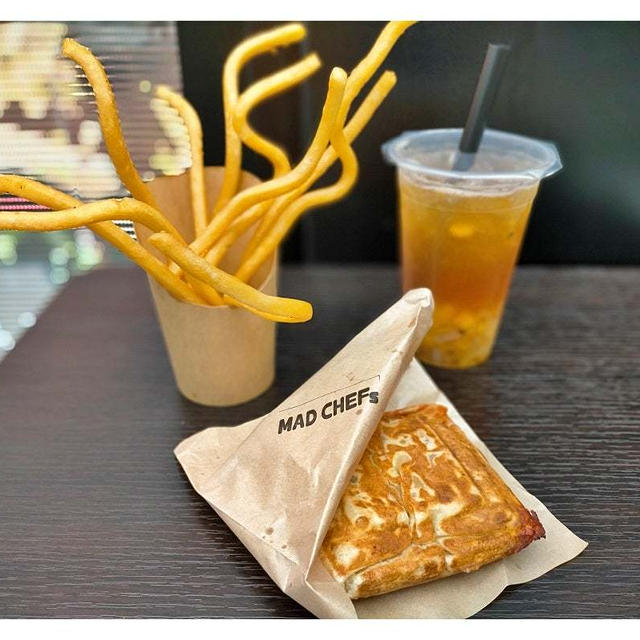 チーズたっぷり！インド風ポケットピザ「MAD CHEFs（マッドシェフ）」 池袋東口店