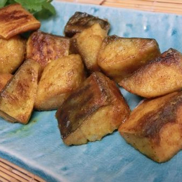 フライパンで皮パリ♪　香ばしいよ☆　コロコロカレーサバ