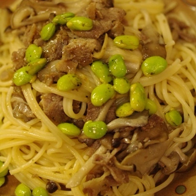 パラッと旨炒めペーストでつくる、豚肉ときのこの簡単ガーリックパスタ