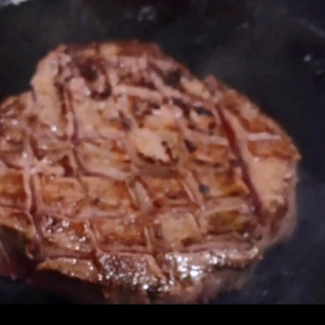 【動画レシピ】半額で牛タンゲット♪（ホルモン）スキレットで熱々激熱で食べると激ウマ～