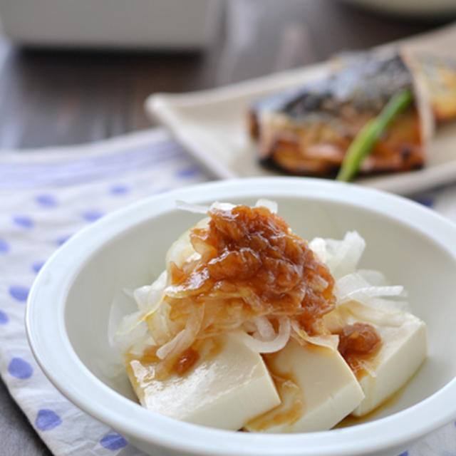 アレンジ冷奴-たたき梅つゆだれの冷奴。塩サバの香味焼き。*佐渡米だより6月号