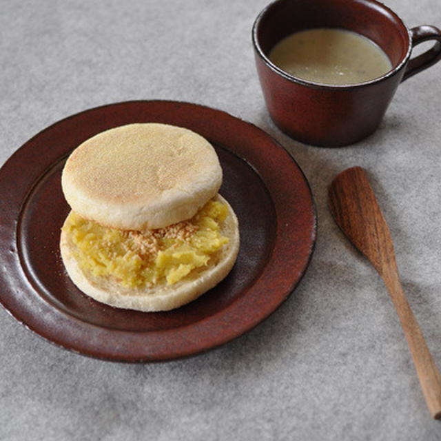 朝食・ピーナツとさつまいもペーストサンド