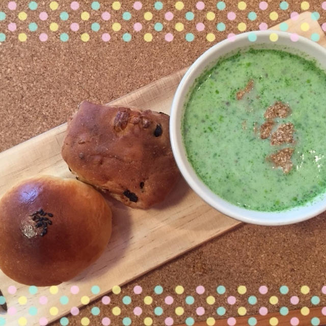 今朝の朝ごはん(((o(*ﾟ▽ﾟ*)o)))おいしいパンと豆乳ほうれん草ポタージュ