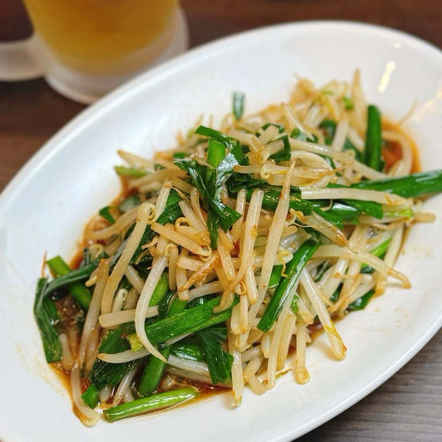 たった5分で完成！シャキッと食感がやみつき！中華メニューに副菜に◎「ニラともやしの中華炒め」