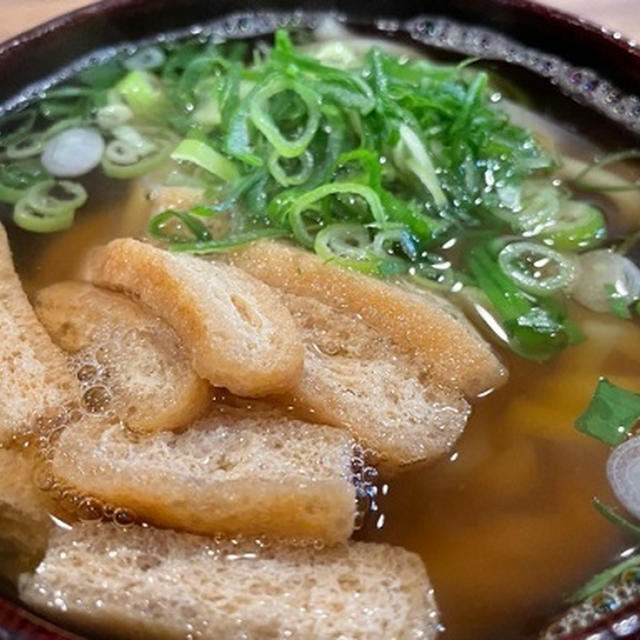 お昼はきつねうどん